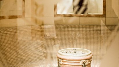 Kleiner Springbrunnen in einem gekachelten Whirlpool