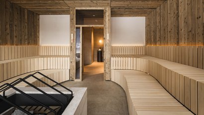 Moderner Saunaraum mit Holzverkleidung und Holzbänken
