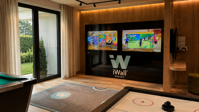 Spielzimmer mit iWall interaktiven Bildschirmen und Spieltischen
