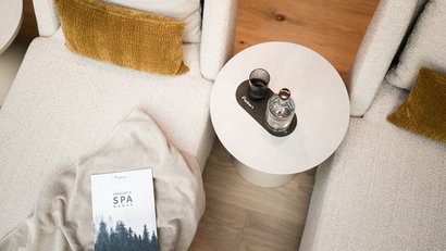 Bequemer Sitzbereich mit Kissen, Tisch und Wasserflasche