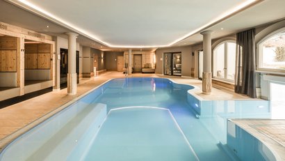 Moderner Innenpool in einem luxuriösen Spa-Bereich mit Holzdetails