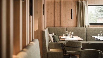 Gemütliche Restaurant-Ecke mit Holzvertäfelung und gedecktem Tisch