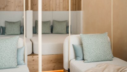 Moderner Sitzbereich mit blauen Kissen und beigem Stoffbezug