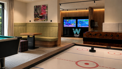 Spielzimmer mit Airhockey, Billardtisch, Tischfußball und Sitzbereich