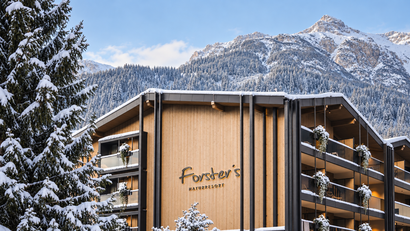 Forster’s Nature Resort vor verschneiten Bergen im Winter