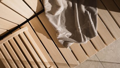 Handtuch auf hellen Holzlatten einer Sauna oder Spa-Bank
