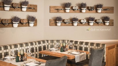 Gemütlicher Essbereich mit Holzmöbeln und Lavendeldekoration an der Wand