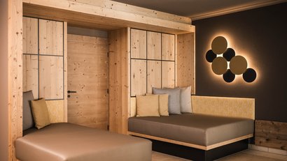 Modern eingerichteter Raum mit Holzverkleidung und gemütlichen Sitzflächen