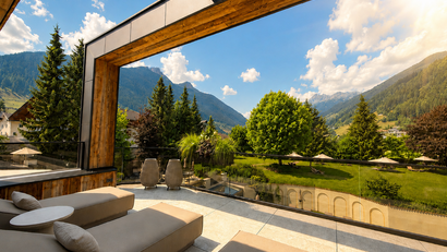 Terrasse mit Liegestühlen und Bergblick an sonnigem Tag