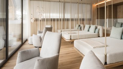 Moderner helle Lounge mit hängenden Betten und bequemen Sesseln