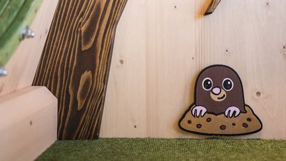 Kinderkletterwand mit Baum- und Maulwurf-Dekoration aus Holz