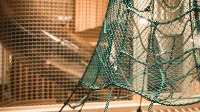 Nahaufnahme von Seilnetzen in einem Innenkletterbereich
