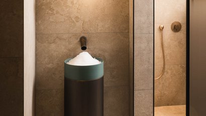 Moderner Wellnessbereich mit Salzbehälter und warmem Licht