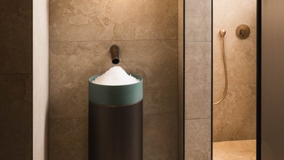 Moderner Wellnessbereich mit Salzbehälter und warmem Licht