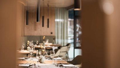 Blick durch Tür auf modernes, schön gedecktes Restaurant mit warmem Licht