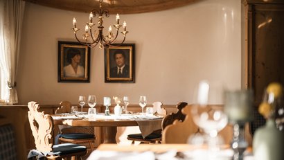 Rustikaler Holzspeisetisch mit Gläsern und Kerzenleuchter im Esszimmer