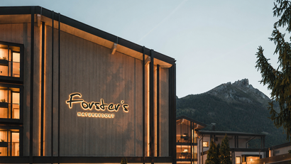 Modernes Hotel Forster's Naturresort mit Bergblick bei Dämmerung