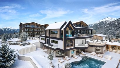 Modernes Chalet mit Pool in verschneiter Berglandschaft unter blauem Himmel