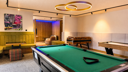 Moderner Spielraum mit Billardtisch, Tischfußball und Lounge-Bereich