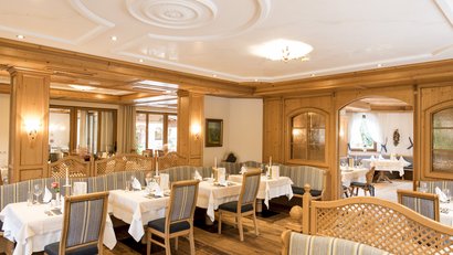 Helles Restaurant mit Holzmöbeln und gedeckten Tischen