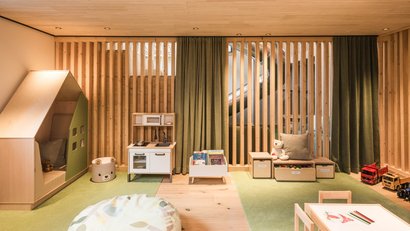 Gemütlicher Kinderspielraum mit Holzmöbeln und Spielzeug